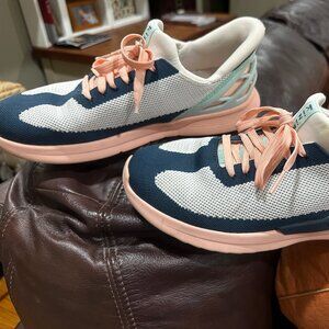 Unisex Kizik Sneakers M8/W 9.5 Slip on